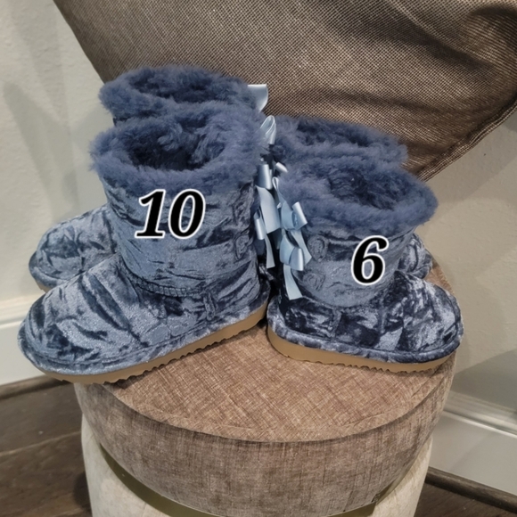 UGG Girl's Bailey Velvet Faux Fur Boots Toddler. - Picture 6 of 8